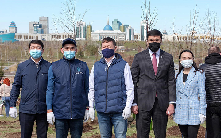В столице прошла акция по посадке деревьев, приуроченная ко Дню единства народа Казахстана